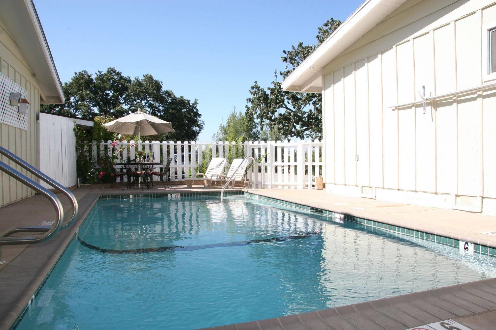 Meadowlark Inn Solvang Exterior photo